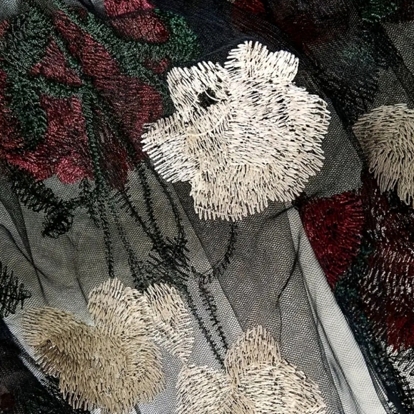 Georgeous Floral Sheer Off-Shoulder Blouse, Perfect For Any Occasion! - Picture 4 of 5